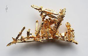 300px-Gold-crystals